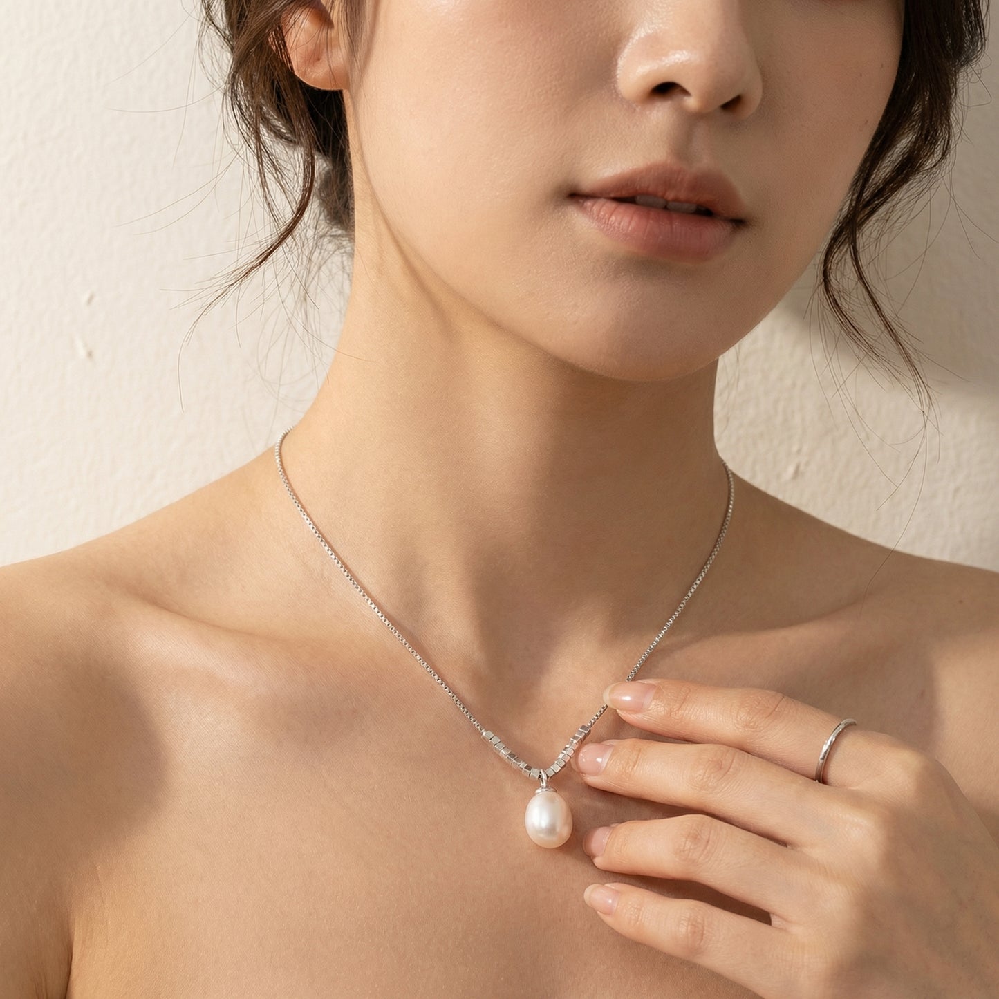 Model wearing 925 sterling silver teardrop pearl pendant necklace for an elegant everyday look