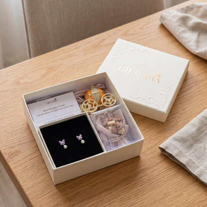 Romantic jewellery gift set for her displayed on a wooden table with Giftoria packaging