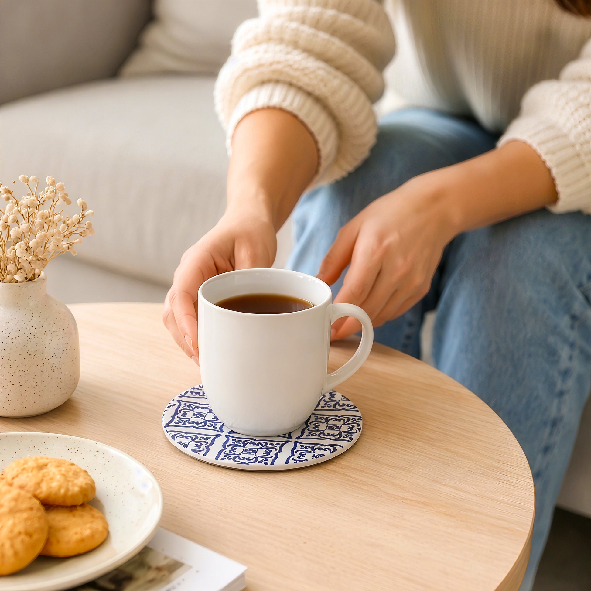 Round ceramic coaster set 4pcs used under coffee mug in living room