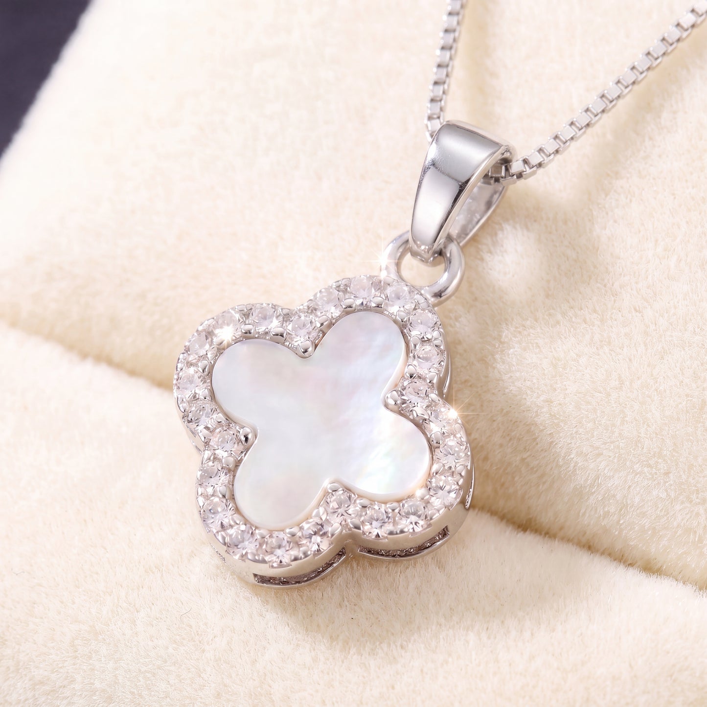 silver whitefour leaf clover pendant necklace close up
